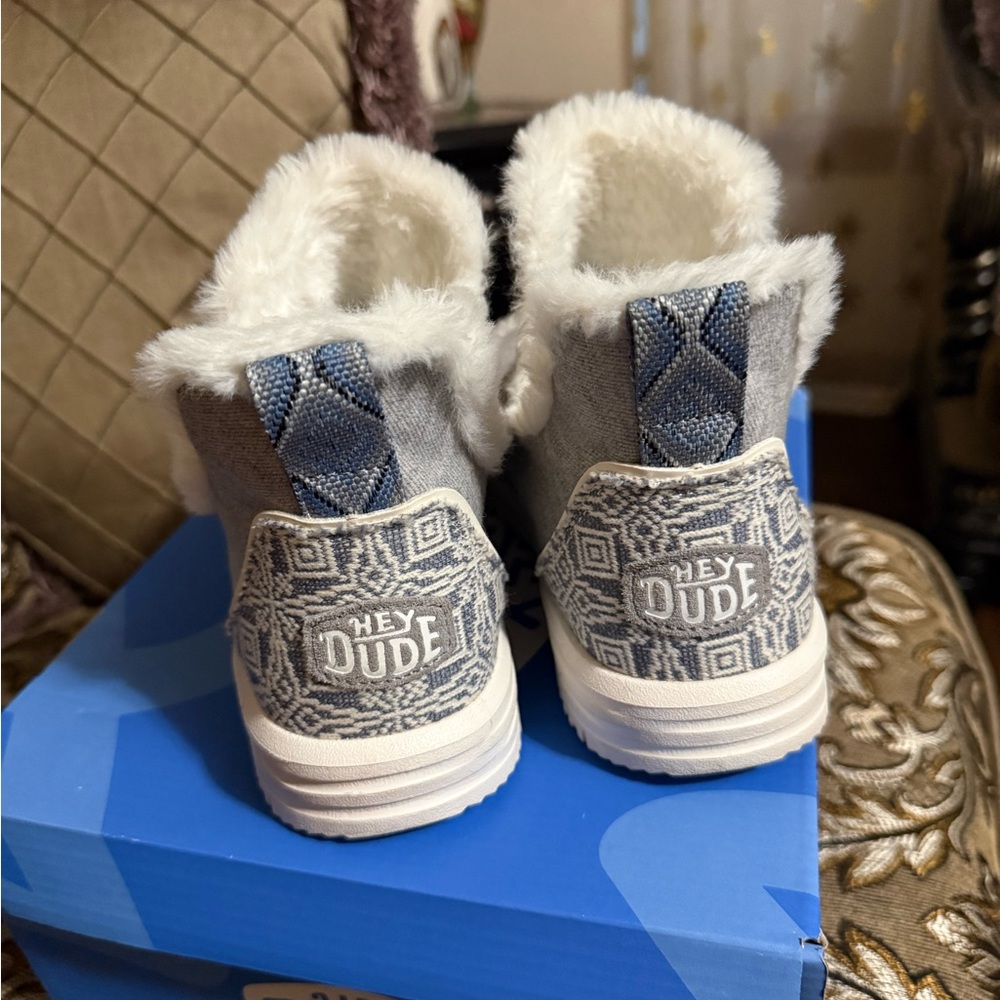 Women’s Size 7 Hey Dude Grey Faux-Fur Lined Ankle Booties - Picture 3 of 6
